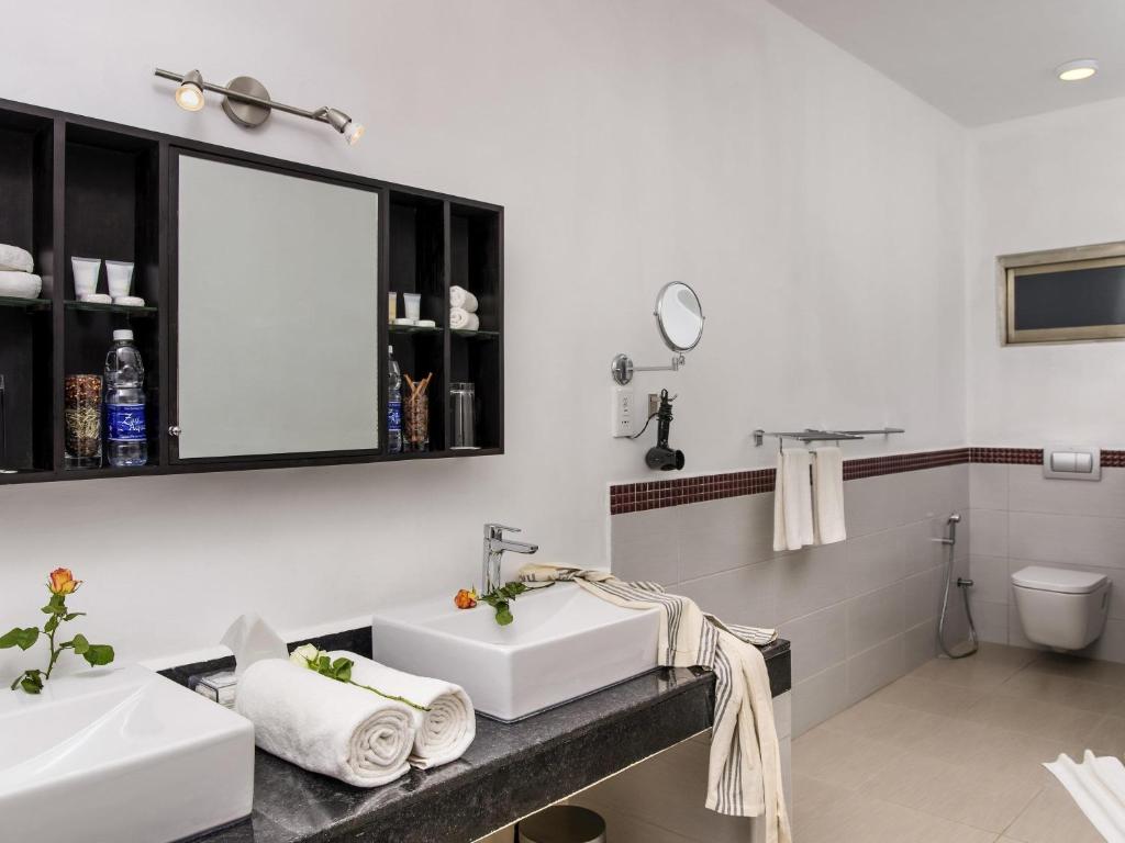 Luksusa vannas istaba viesnīcā Nungwi Dreams by Mantis ar modernām ērtībām.