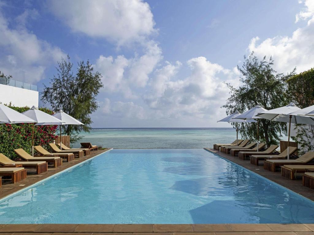 Nungwi Dreams by Mantis baseins ar skatu uz jūru piekrastē.