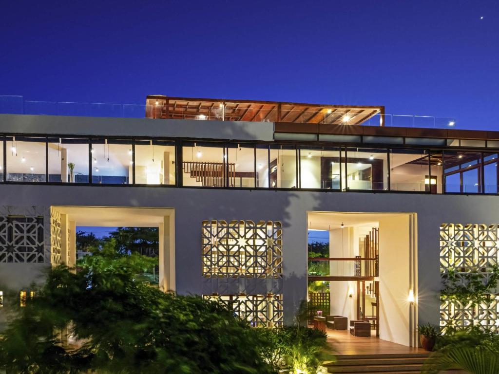 Nungwi Dreams by Mantis nakts skats ar izgaismotu fasādi.