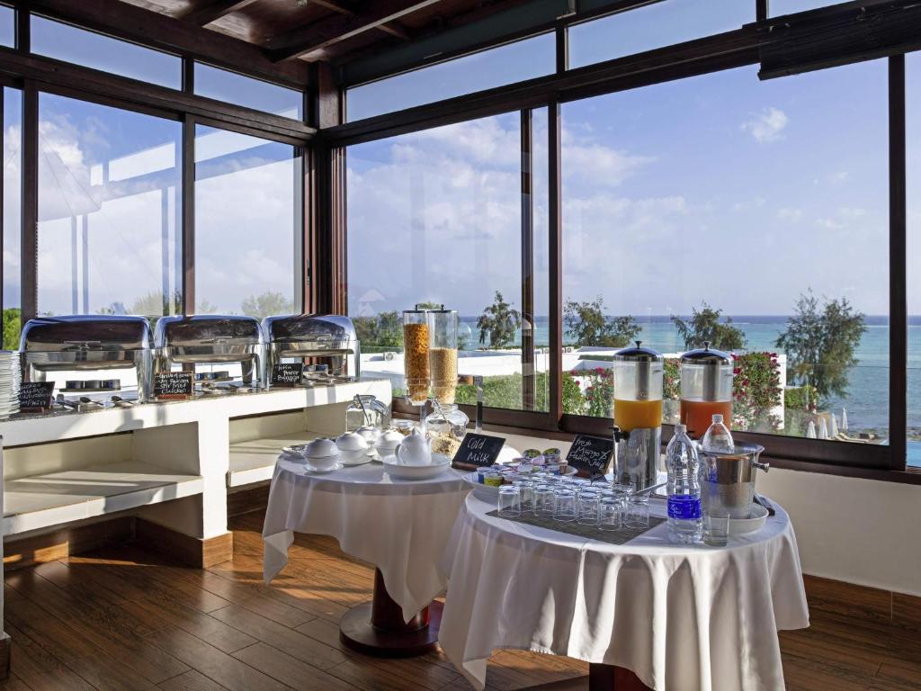 Brokastu bufete ar skatu uz okeānu Nungwi Dreams by Mantis.