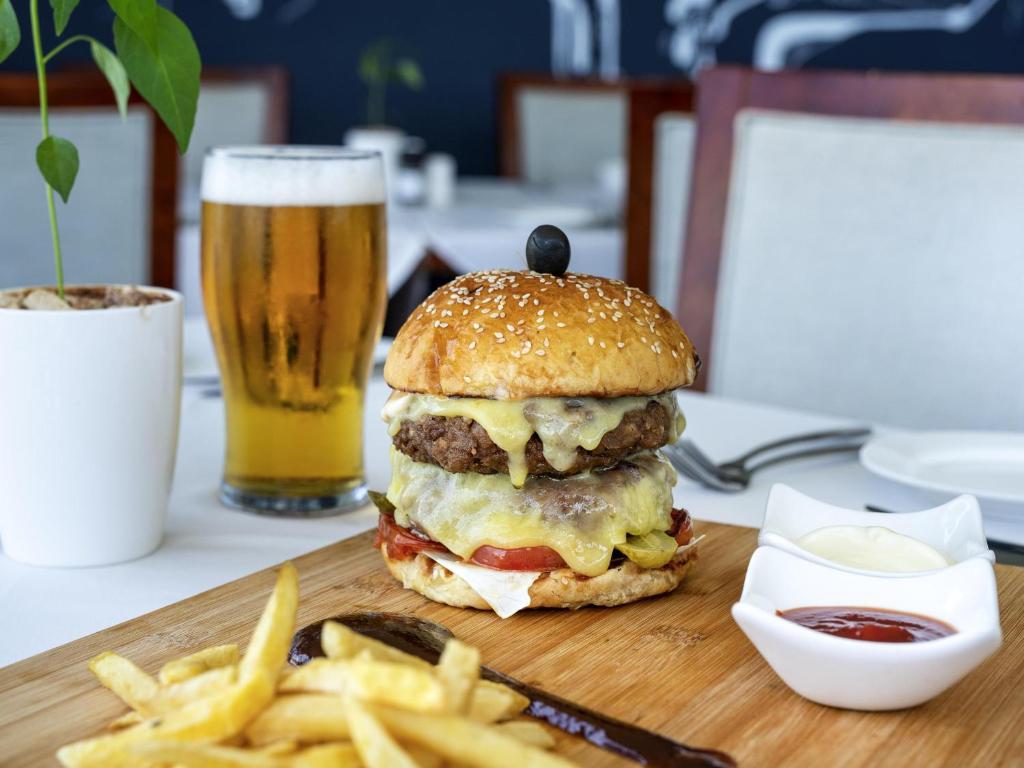 Sulīgs burgers un alus restorānā Nungwi Dreams by Mantis.