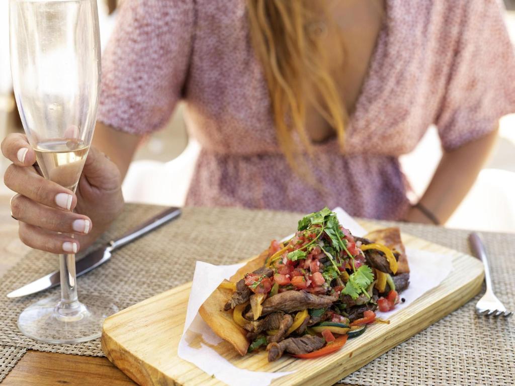 Gardi ēdieni un dzērieni Nungwi Dreams by Mantis restorānā.