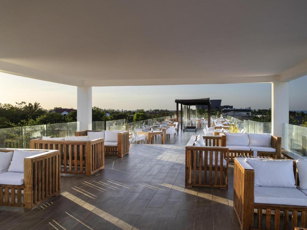 Nungwi Dreams by Mantis terase ar skatu uz piekrasti