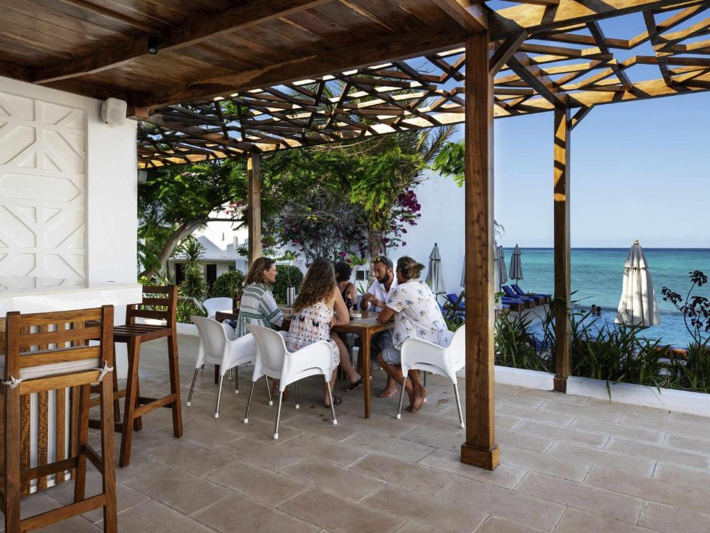 Nungwi Dreams by Mantis terase ar skatu uz okeānu