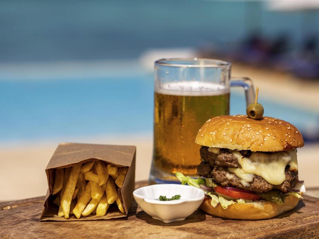 Sātīgs burgers un alus pie baseina Nungwi Dreams by Mantis