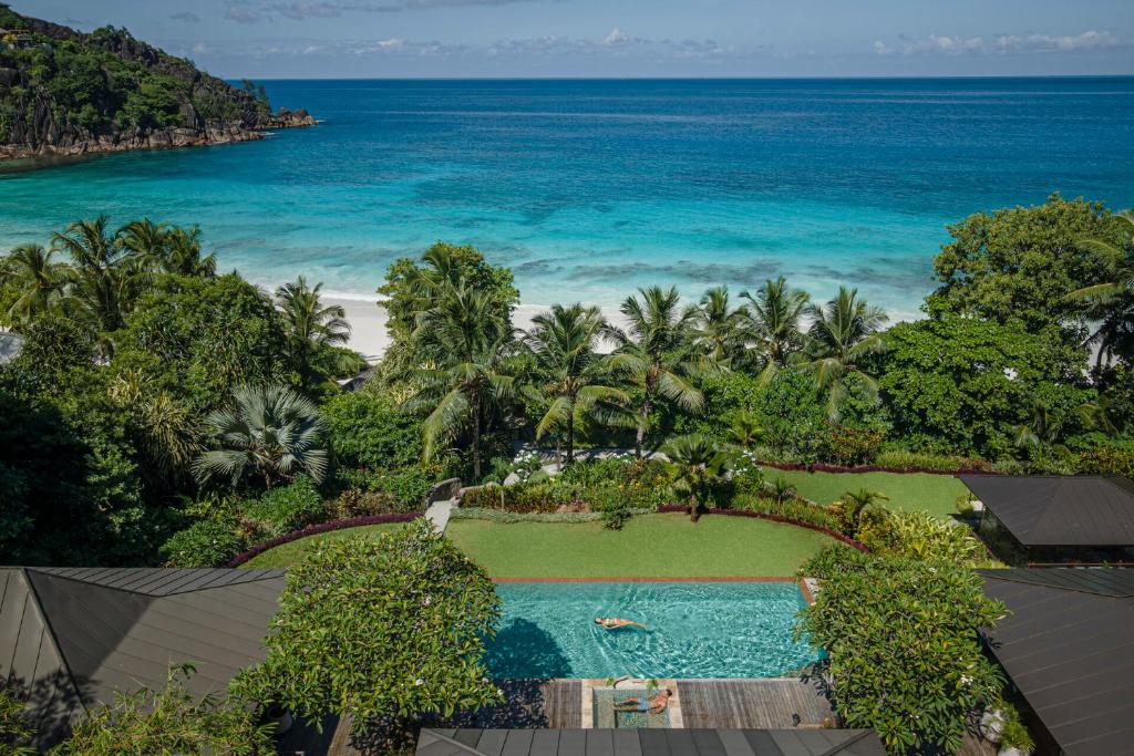 Privāts baseins un tropu dārzs Four Seasons Resort Seychelles piekrastē ar skatu uz okeānu