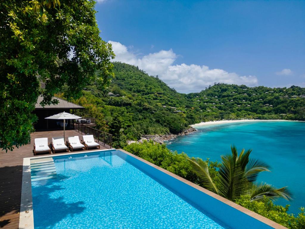 Four Seasons Resort Seychelles bezgalības baseins un skats uz tirkīzzilo līci.