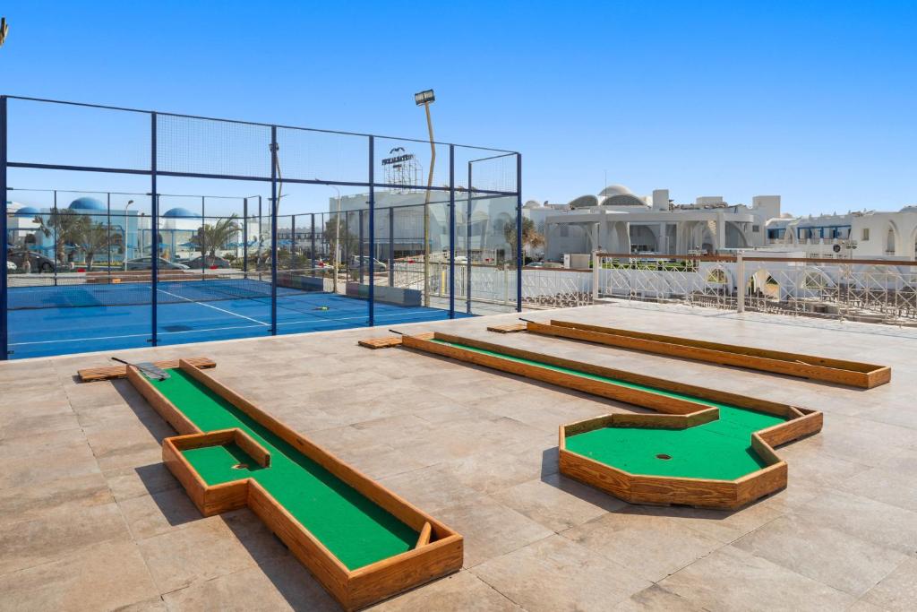 Pickalbatros Palace Sharm El Sheikh sporta laukums ar mini golfu