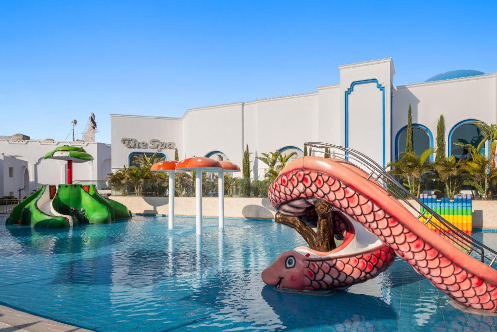 Bērnu baseins ar slidkalniņiem Pickalbatros Palace Sharm El Sheikh viesnīcā.