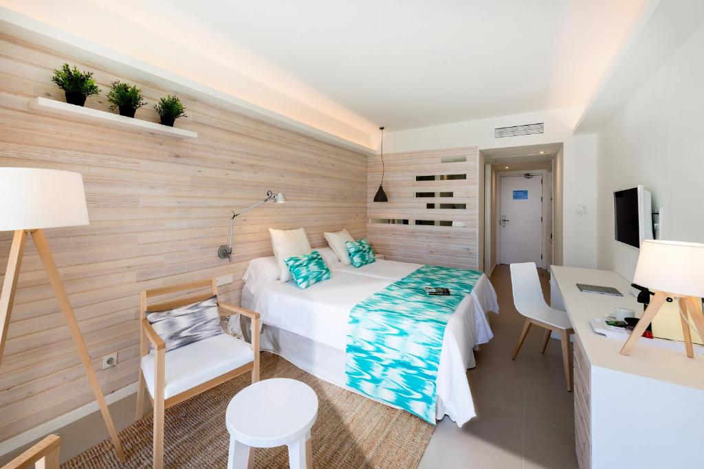 Mūsdienīgs viesnīcu numurs ar divām gultām, koka apdari un gaišu interjeru, papildināts ar krāsainiem spilveniem un modernu mēbeli. Ideāla vieta atpūtai un relaksācijai.