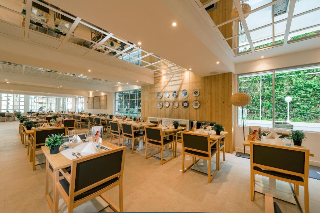 Mūsdienīgs restorāns ar elegantiem koka galdiem un krēsliem, bagātīgi dekorēts ar augiem un gaišu apgaismojumu. Interjers ir plašs un gaisīgs, ar logiem, kas paver skatu uz dārzu.