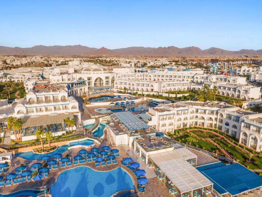 Pickalbatros Palace Sharm El Sheikh kūrorts ar baseiniem un palmu alejām