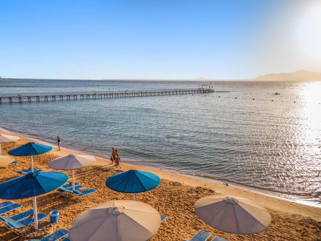 Pludmale pie Pickalbatros Palace Sharm El Sheikh ar skatu uz jūru