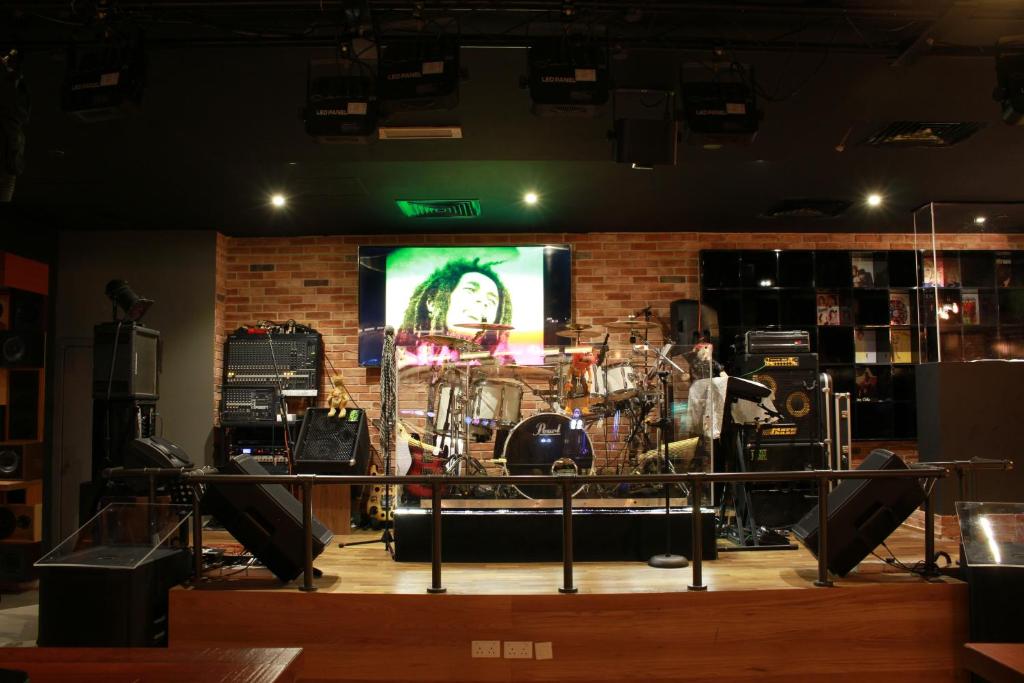 Citymax al Barsha viesnīcas mūzikas skatuve ar instrumentiem