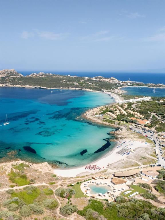 Mangia's Santa Teresa Sardinia piekrastē ar skatu uz jūru