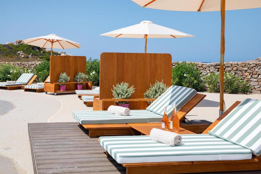 Mangia's Santa Teresa Sardinia pludmales sauļošanās krēsli ar saulessargiem