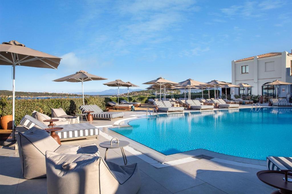 Mangia's Santa Teresa Sardinia, Curio Collection by Hilton baseins ar skatu uz jūru