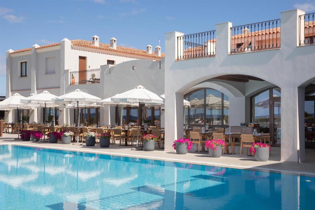 Mangia's Santa Teresa Sardinia baseins un terase ar ēdamzonu