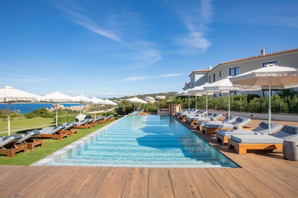 Mangia's Santa Teresa Sardinia viesnīcas baseins pie jūras