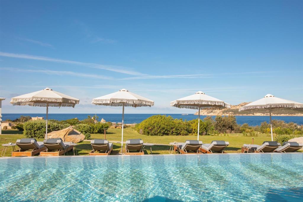 Baseins ar skatu uz jūru Mangia's Santa Teresa Sardinia, Curio Collection by Hilton