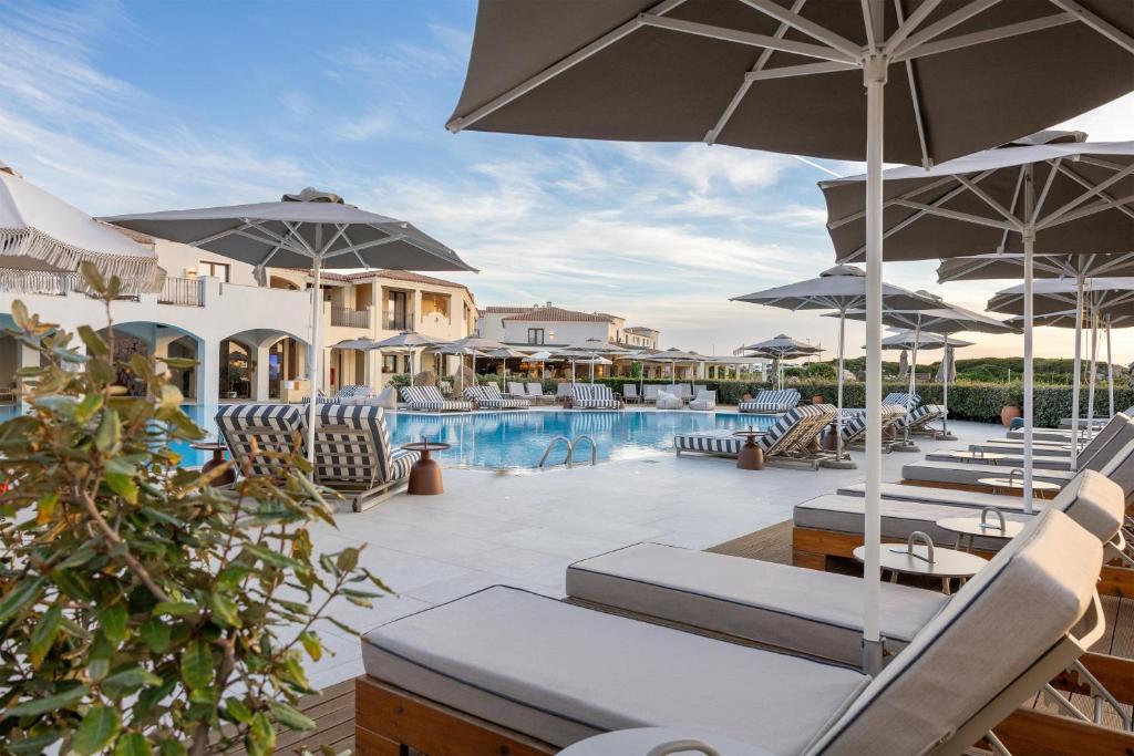 Mangia's Santa Teresa Sardinia baseins ar atpūtas krēsliem