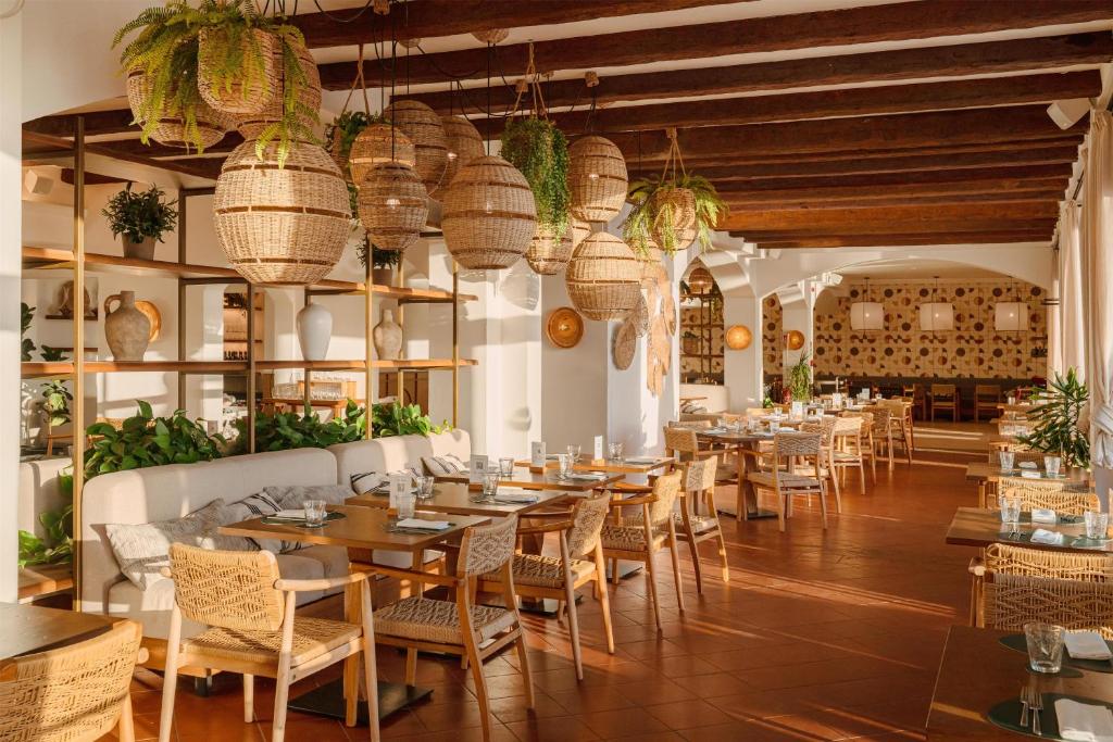Mangia's Santa Teresa Sardinia restorāns ar rattan mēbelēm un augiem