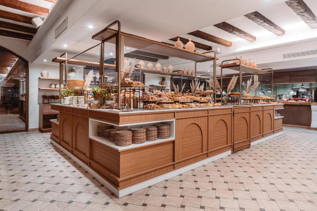 Brokastu bufete viesnīcā Mangia's Santa Teresa Sardinia, Curio Collection by Hilton