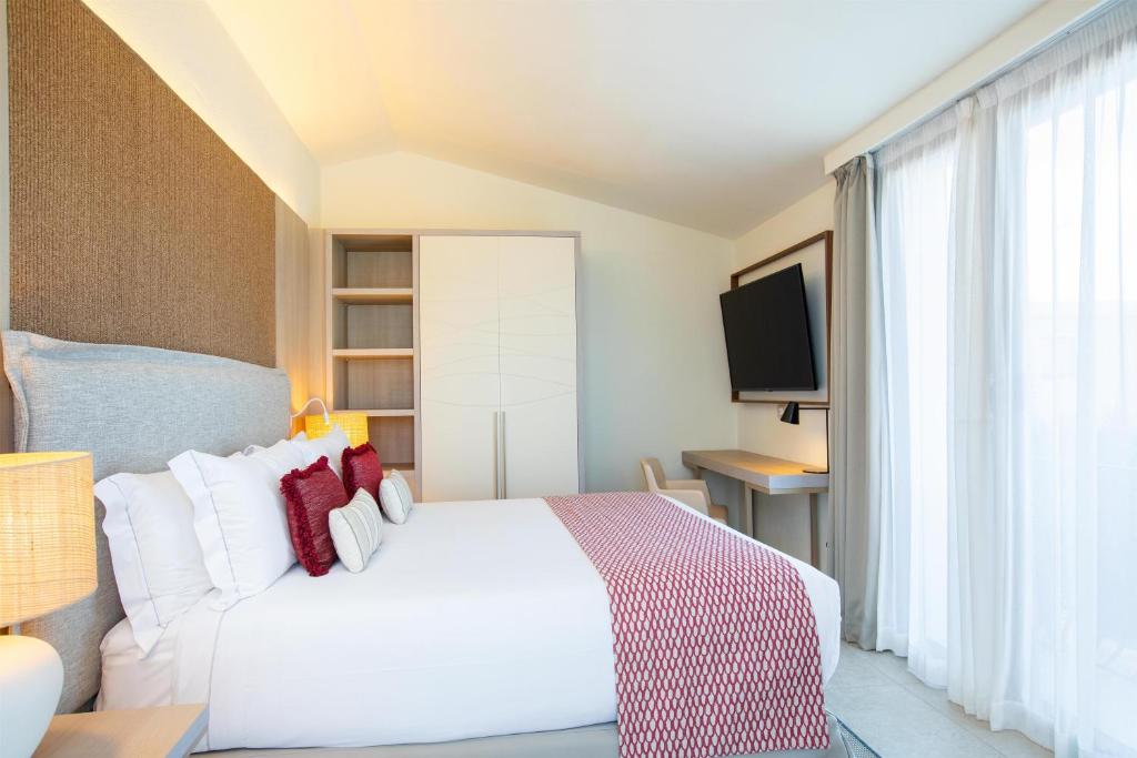 Elegants numurs Mangia's Santa Teresa Sardinia, Curio Collection by Hilton.