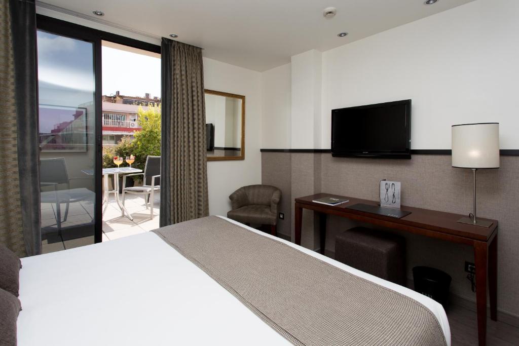 Mūsdienīgs viesnīcas numurs ar balkonu, televizoru un rakstāmgaldu, kas nodrošina ērtu atpūtu un relaksāciju. Numurā ir gaišas krāsas un elegants interjers.