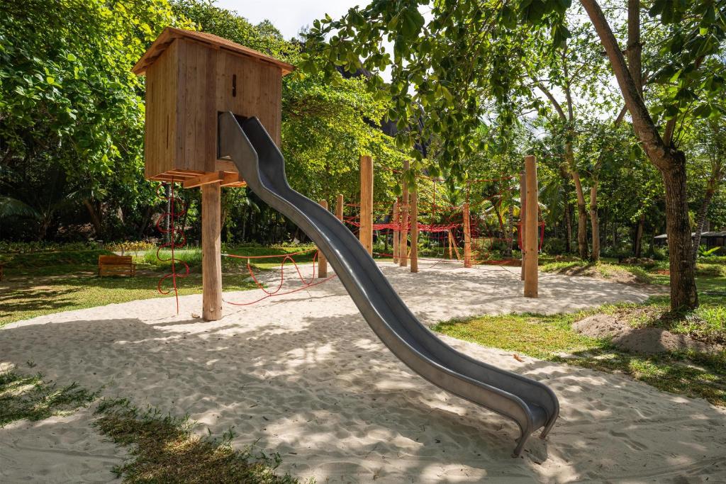 Bērnu rotaļu laukums ar koka slidkalniņu un smiltīm Kempinski Seychelles Resort teritorijā