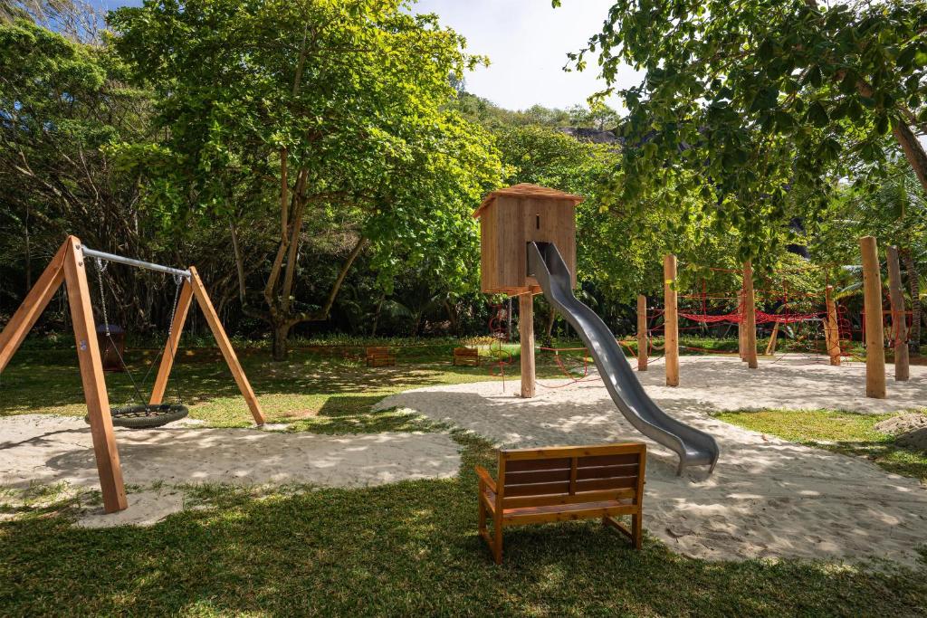Bērnu rotaļu laukums ar šūpolēm un slidkalniņu viesnīcā Kempinski Seychelles Resort