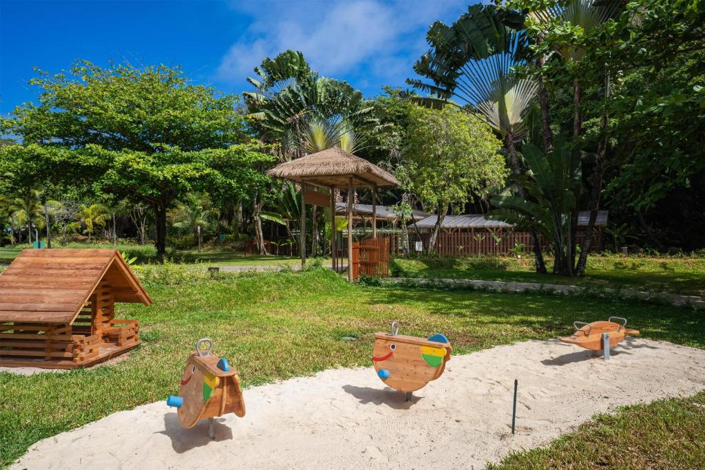 Kempinski Seychelles Resort āra rotaļu laukums ar koka atrakcijām bērniem tropu dārzā