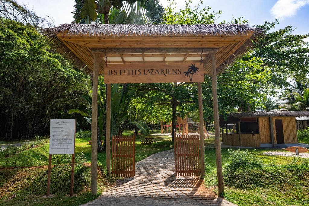 Kempinski Seychelles Resort bērnu kluba Les Petits Lazariens ieeja tropu dārzā