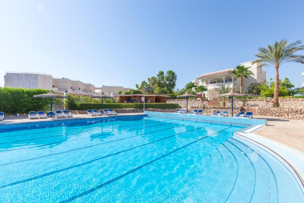 Liels baseins pie Naama Bay Hotel & Resort ar saulainām atpūtas vietām.