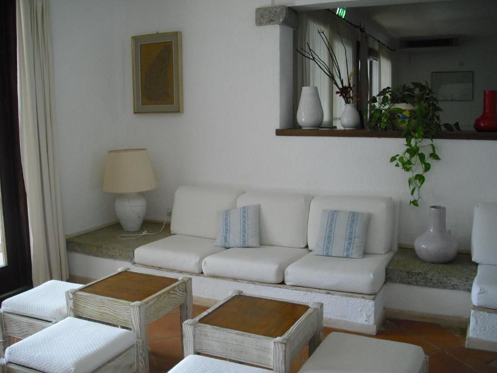 San Paolo viesnīcas viesistaba ar gaišu interjeru un ērtiem dīvāniem.