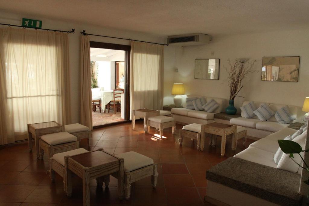 San Paolo viesnīcas viesistaba ar dīvāniem un galdiņiem.