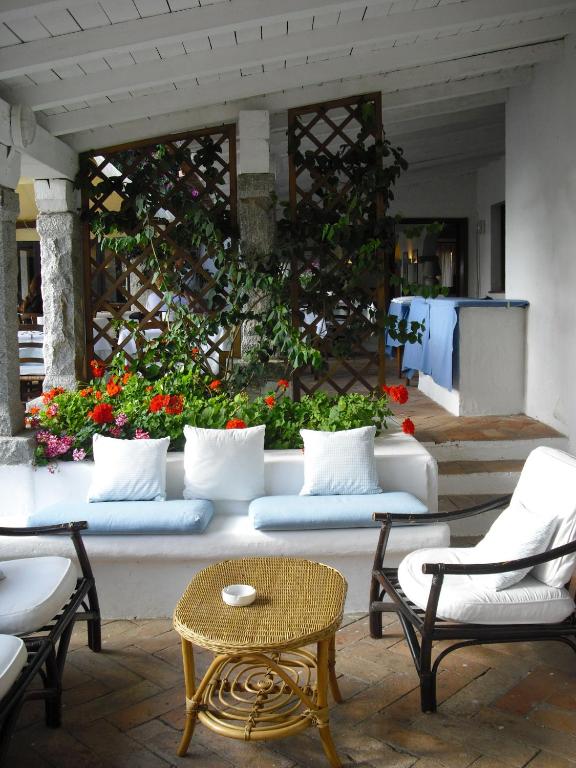 San Paolo viesnīcas terase ar ērtām sēdvietām un ziediem.