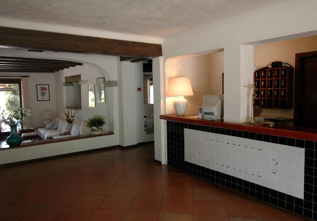 San Paolo viesnīcas mājīgs vestibils ar recepciju un atpūtas zonu.