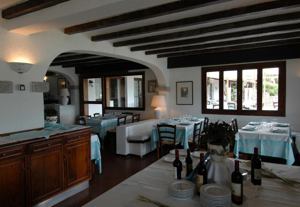 Restorāns viesnīcā San Paolo ar klasiskiem koka akcentiem.