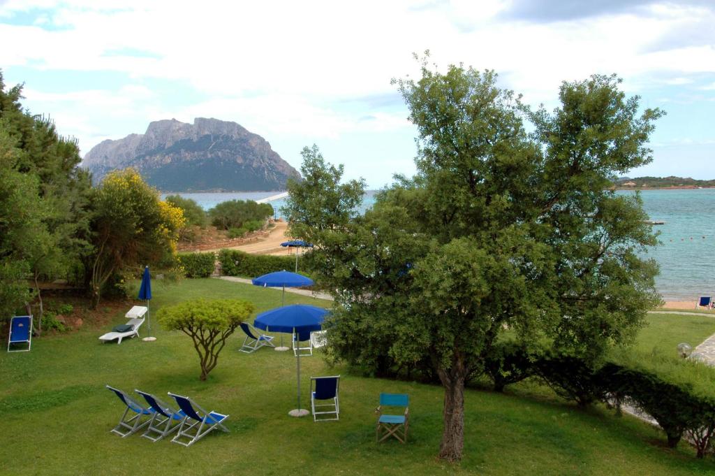 San Paolo viesnīcas piekrastes dārzs ar skatu uz kalniem