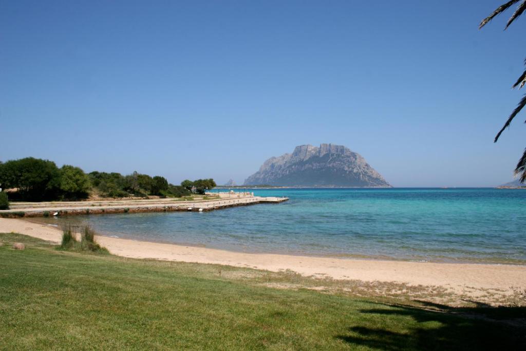 San Paolo viesnīca piekrastē ar skatu uz kalnu un jūru