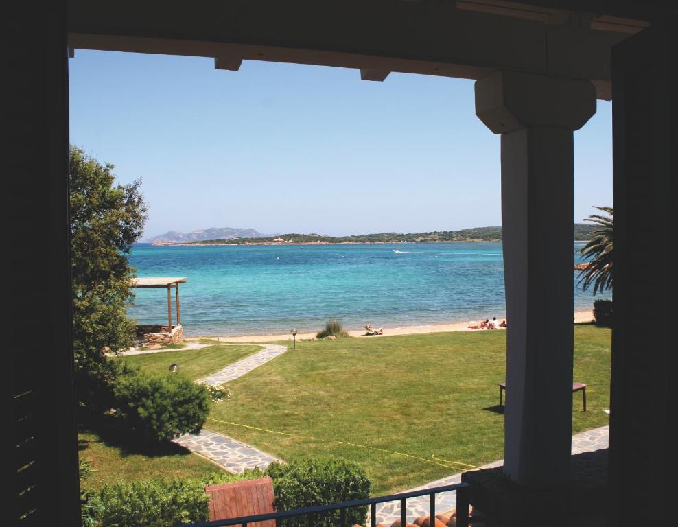 Skats no San Paolo numura uz jūras piekrasti un dārzu.