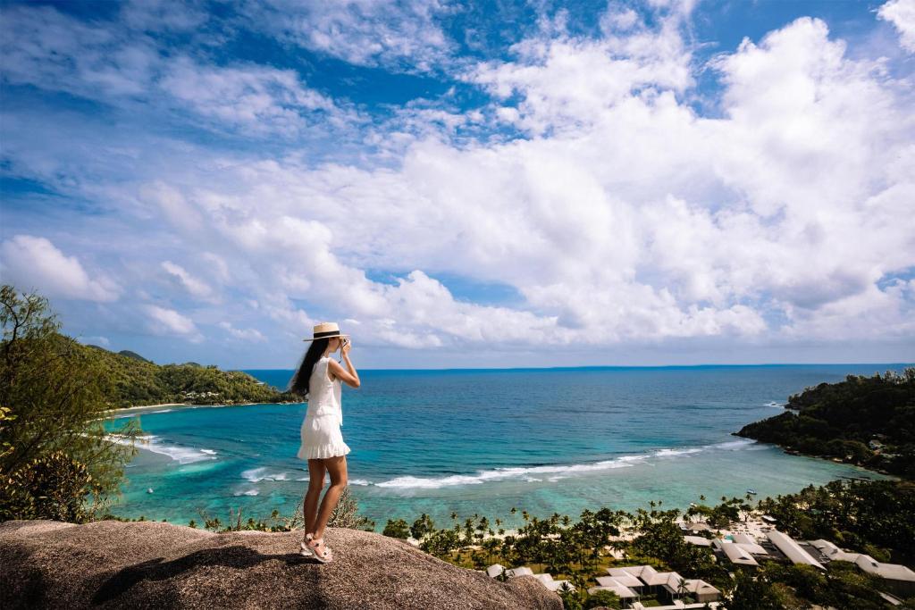 Gleznains panorāmas skats uz Kempinski Seychelles Resort piekrasti un okeānu