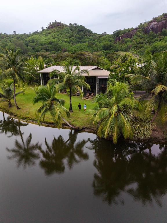 Kempinski Seychelles Resort numuru korpuss tropiskā dārzā pie lagūnas