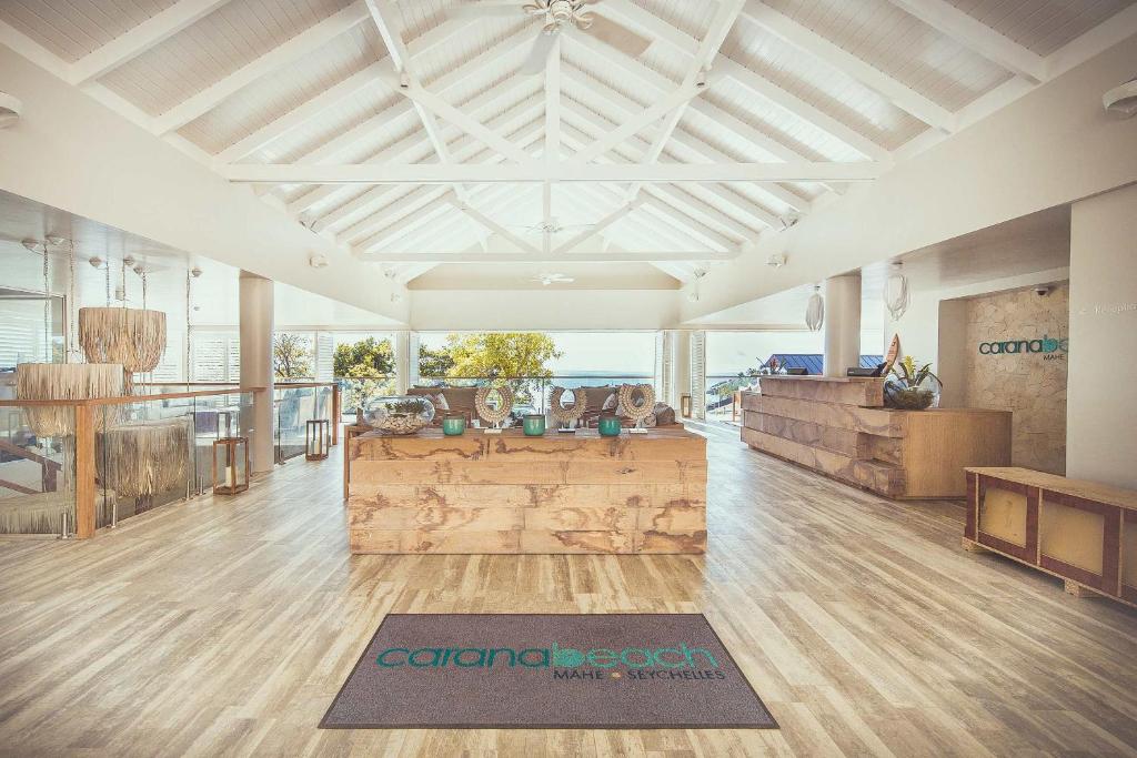 Mūsdienīgs un gaišs viesnīcas reģistratūras interjers ar koka akcentiem un piekļuvi piekrastes ainavai. Gaismas un telpas harmonija rada relaksējošu atmosfēru.