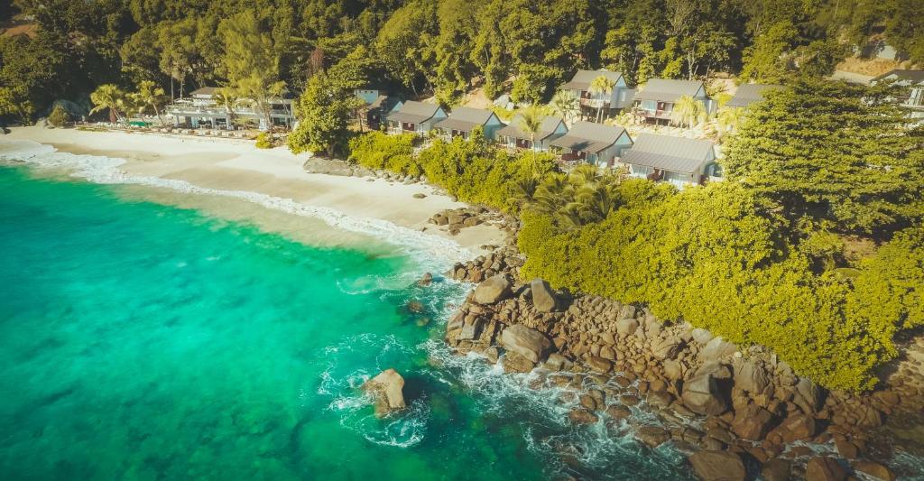 Skaista pludmale ar zilu ūdeni un viesnīcu kompleksu, kas ierīkots starp zaļām palmām un kalniem. Šī gleznainā ainava ir ideāla atpūtai pie jūras.