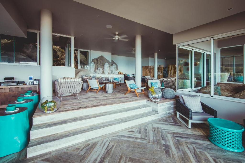 Mūsdienīgs un stilīgs interjers ar ērtām mēbelēm un lieliem logiem, kas piedāvā skatu uz dabu. Telpa apvieno dabiskos materiālus un modernu dizainu, radot relaksējošu atmosfēru.