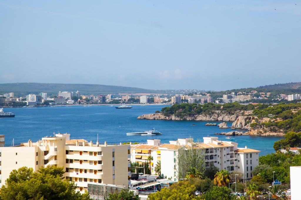 Skats uz jūru un piekrasti, ar modernām ēkām un kuģiem, kas peld pa ūdeni. Klusā atmosfēra un skaista daba.