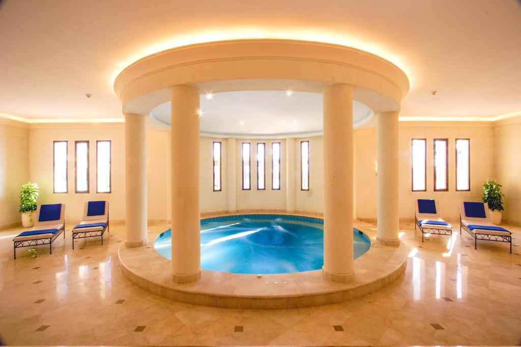 Mūsdienīgs spa ar apaļu baseinu, apjoztu ar kolonām un krēslu rindu. Telpa ir gaiša, ar logiem, kas ļauj ienākt dabīgajai gaismai, un ir dekorēta ar augiem.
