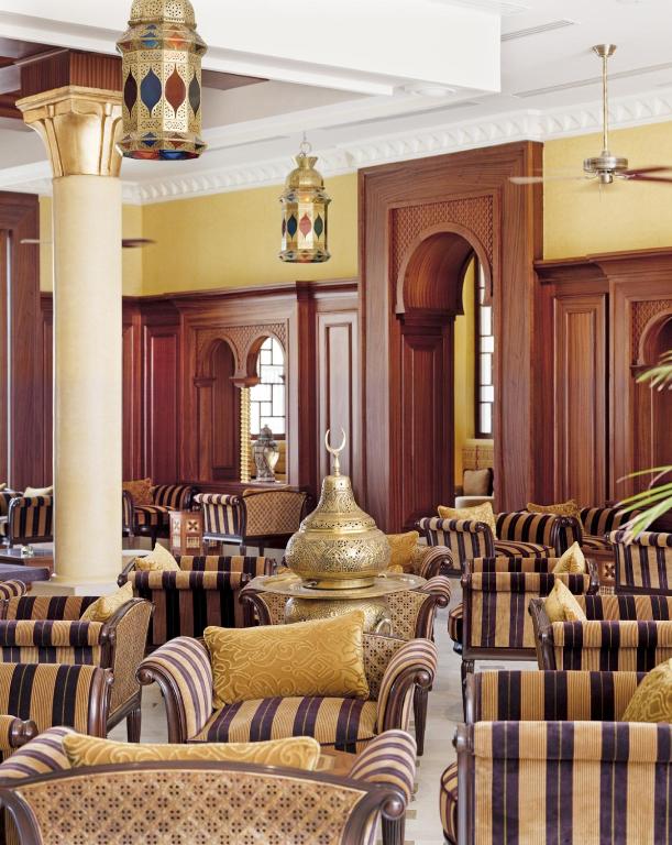 Eleganti iekārtota telpa ar koka elementiem un austrumu stilā veidotiem apgaismojuma ķermeņiem. Sēdvietas ar svītrām un spilveniem rada viesmīlīgu atmosfēru.